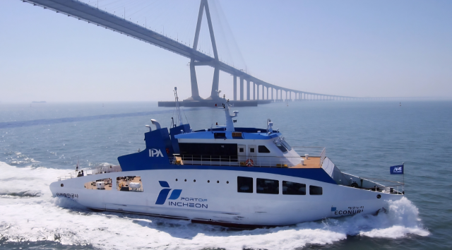 인천항만공사 친환경 항만 홍보선 에코누리호. IPA 제공