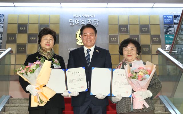 (왼쪽부터) 서정희 봉사자, 최대호 안양시장, 임정임 봉사자. 안양시 제공.