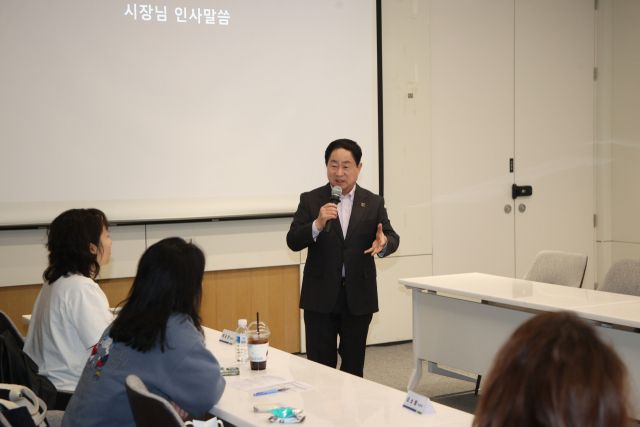 남양주시가 17일 시정소식지 발간을 위한 시민리포터 워크숍을 개최한 가운데 주광덕 남양주시장이 말하고 있다. 남양주시 제공