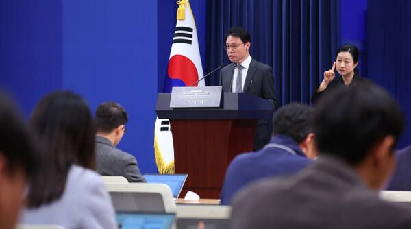 이규연 청와대 홍보소통수석이 지난 16일 청와대 춘추관에서 스토킹 범죄 대응 관련 브리핑을 하고 있다. 연합뉴스