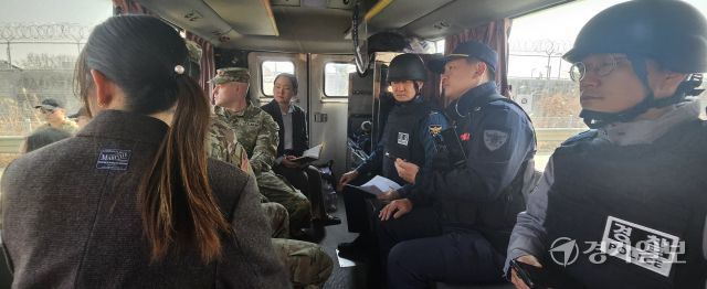 17일 오후 맹훈재 평택경찰서장(우측 세번 째)가 팽성읍 동창리 일대에서 열린 현장대응훈련에서 훈련 상황을 통제하고 있다. 윤동현 기자