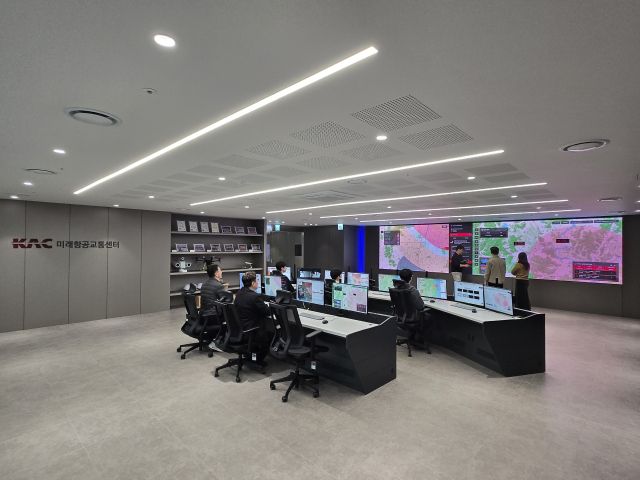 한국공항공사는 최근 미래항공교통센터에서 공사가 자체개발한 ‘KAC 드론교통관리(UTM) 시스템’을 설명하고 있다.
