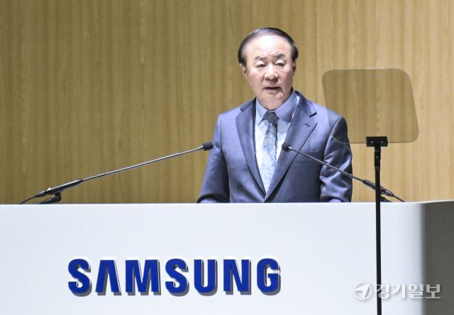 18일 수원특례시 영통구 수원컨벤션센터에서 열린 '제57기 삼성전자 정기주주총회'에서 전영현 디바이스솔루션 부문장(부회장)이 인사말을 하고 있다. 홍기웅기자