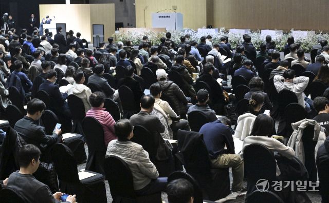 18일 수원특례시 영통구 수원컨벤션센터에서 열린 '제57기 삼성전자 정기주주총회'에서 주주들이 주주총회를 참여하고 있다. 홍기웅기자