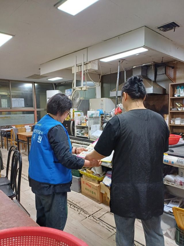 안산시 관계자가 음식점에서 원산지 표시를 점검하고 있다. 안산시 제공