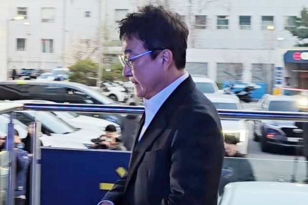 배우 이재룡이 10일 경찰 조사를 받고 귀가하고 있다. 연합뉴스