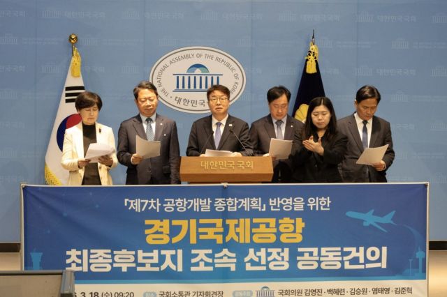 더불어민주당 김승원(수원갑)·백혜련(수원을)·김영진(수원병)·김준혁(수원정)·염태영 의원(수원무)이 18일 국회 소통관에서 공동 기자회견을 하고 있다. 염태영 의원실 제공