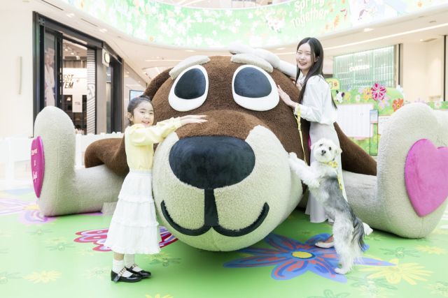 스타필드 하남에서 오는 30일까지 열리는 ‘앰버서DOG 플레이그라운드’에서 모델들이 가로 10m 규모의 자이언트 반려견 조형물과 함께 기념 촬영을 하고 있다. 신세계프라퍼티 제공