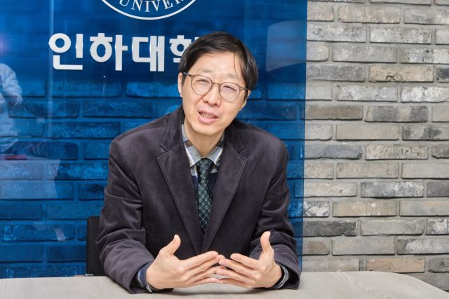 허원무 인하대 교수가 인하대 I-RISE Global TOP 10 연구상 수상 소감을 말하고 있다. 이인엽 기자
