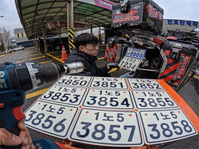 8일 수원특례시 권선구 수원도로교통관리사업소 번호판제작소 앞에서 직원이 새 이륜자동차 번호판 설치를 시연하고 있다. 국토교통부가 추진하는 ‘이륜자동차 번호판 개선 개정안’에 따라 내년 3월 20일부터 번호판 체계가 전면 개편된다. 기존처럼 시·도 등 지역명이 표기되던 방식에서 벗어나 전국 단일번호 체계로 변경된다. 또한 위·변조 및 번호판 가림 행위를 방지하기 위해 반사필름과 홀로그램 등 보안 요소가 강화되고 단속용 무인카메라 인식률을 높이기 위한 글자체와 배열도 개선된다. 번호판 크기는 기존 210㎜×115㎜에서 210㎜×150㎜로 확대돼 가독성이 높아질 전망이다. 이번 개정안은 배달 수요 증가 등으로 급증한 이륜자동차의 교통법규 위반과 범죄 악용 사례에 대응하기 위한 것으로 정부는 신규 등록 차량부터 적용하고 기존 차량은 일정 유예기간을 거쳐 단계적으로 교체를 유도할 계획이다.조주현기자