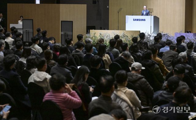 18일 수원특례시 영통구 수원컨벤션센터에서 열린 '제57기 삼성전자 정기주주총회'에서 전영현 디바이스솔루션 부문장(부회장)이 인사말을 하고 있다. 홍기웅기자