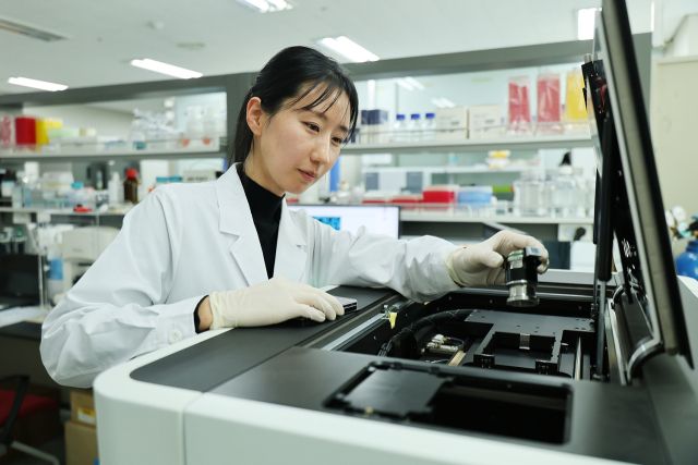 경기도경제과학진흥원 바이오산업본부가 첨단 연구장비 인프라를 구축해 도내 메디바이오 기업의 연구개발과 실증 지원을 확대하고 있다. 경과원 제공