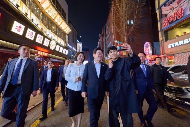 이재명 대통령 부부가 창작뮤지컬 긴긴밤 공연 관람 후 마로니에 공원 주변을 산책하며 시민들과 인사를 나눴다. 청와대 제공