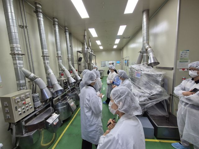 안양·군포·의왕·과천 공동급식지원센터가 경기도센터협의회와 가공식품 생산업체 합동점검을 실시하고 있다. 안양시 제공