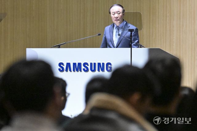 18일 수원특례시 영통구 수원컨벤션센터에서 열린 '제57기 삼성전자 정기주주총회'에서 전영현 디바이스솔루션 부문장(부회장)이 인사말을 하고 있다. 홍기웅기자