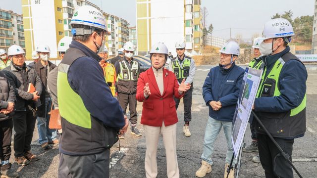 (가운데 신계용 과천시장) 과천8.9단지 건축물 해체 현장을 점검하고 있다. 과천시 제공