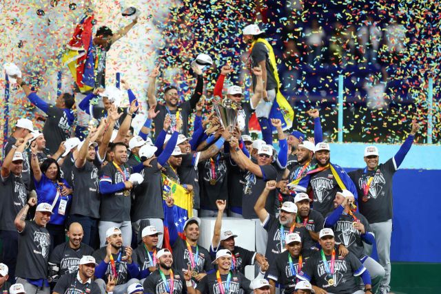 미국을 꺾고 감격의 첫 우승을 차지한 베네수엘라 대표팀 선수들이 트로피를 들고 기뻐하고 있다. AFP=연합뉴스