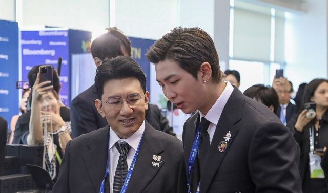 방시혁 하이브 의장(왼쪽), BTS RM(김남준). 연합뉴스