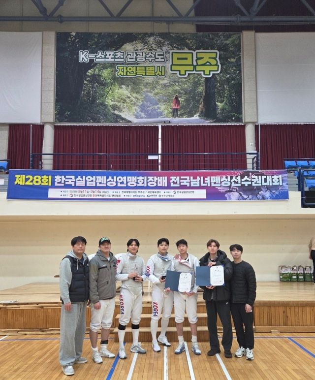 광주시청 펜싱팀이 지난 11일부터 14일까지 국민체육센터에서 열린 ‘제28회 한국실업펜싱연맹회장배 전국 남녀펜싱선수권대회’에서 개인전 1위와 단체전 2위를 기록하고 기념 촬영을 하고 있다. 광주시제공