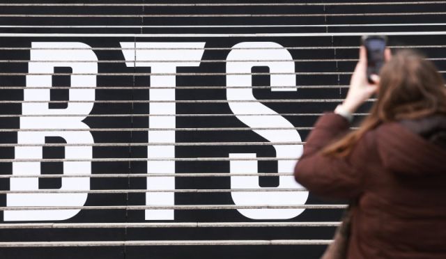 그룹 방탄소년단(BTS) 복귀를 앞두고 서울 종로구 세종문화회관 계단에 공연 홍보물이 설치됐다. 연합뉴스
