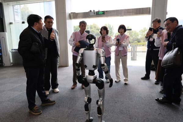 기사의 이해를 돕기 위한 이미지로 직접적 연관은 없습니다. 지난 2월, 인천 재능대학교 방문단이 중국 항저우 유니트리 로보틱스 본사에서 휴머노이드 로봇 ‘유니트리 G1’의 움직임을 관찰하고 있는 모습. 재능대학교 제공