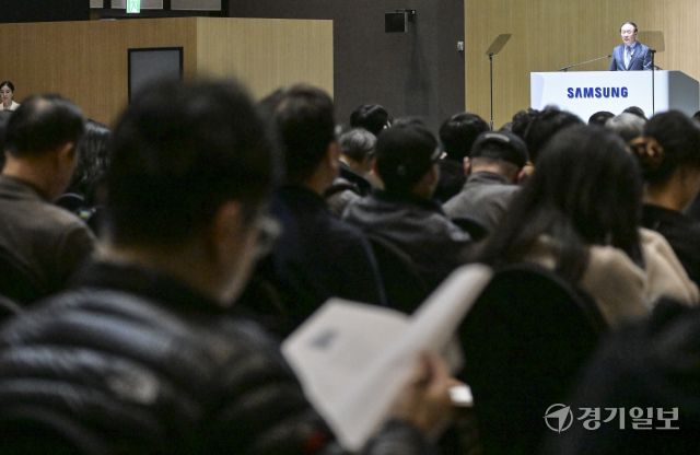 18일 수원특례시 영통구 수원컨벤션센터에서 열린 '제57기 삼성전자 정기주주총회'에서 전영현 디바이스솔루션 부문장(부회장)이 인사말을 하고 있다. 홍기웅기자