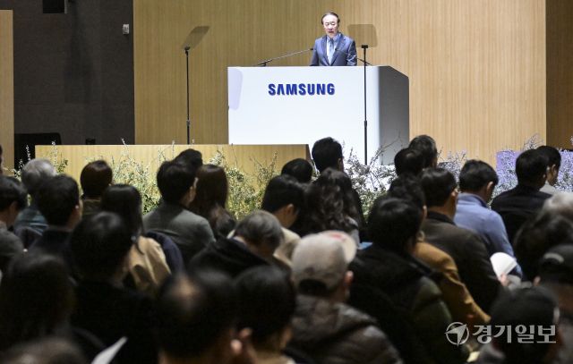18일 수원특례시 영통구 수원컨벤션센터에서 열린 '제57기 삼성전자 정기주주총회'에서 전영현 디바이스솔루션 부문장(부회장)이 인사말을 하고 있다. 홍기웅기자