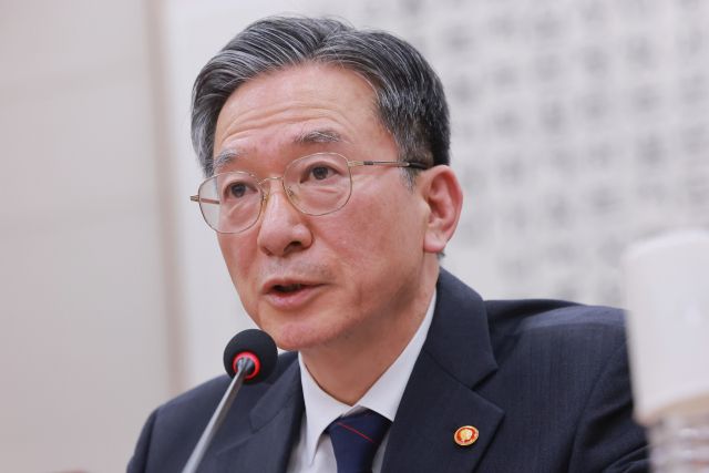 18일 국회에서 열린 법제사법위원회 전체회의에서 정성호 법무부 장관이 공소청 설치법안 관련 의원 질의에 답하고 있다. 연합뉴스