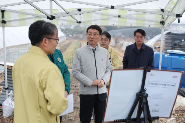 김성중 경기도 행정1부지사가 18일 용인특례시에 위치한 불법 휴경지를 방문해 농지 이용 실태를 확인하고 있다. 경기도 제공