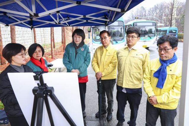 의왕시의원들이 주요 사업 공사현장을 방문해 관계자로부터 설명을 듣고 있다. 의왕시의회 제공