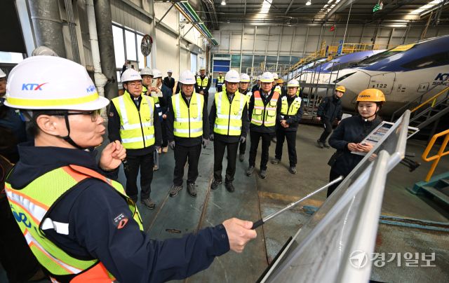 19일 경기도 고양시 수도권철도차량정비단에서 맹성규 국회 국토교통위원장, 박찬대 더불어민주당 의원이 인천발 KTX에 들어갈 신형 차량(EMU 320) 도입 계획과 철도 안전 전반을 확인 점검하고 있다. 조병석기자