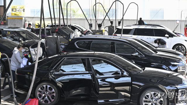 맑은 하늘 아래…미세먼지 사라지자 세차장 ‘북적’ [포토뉴스]