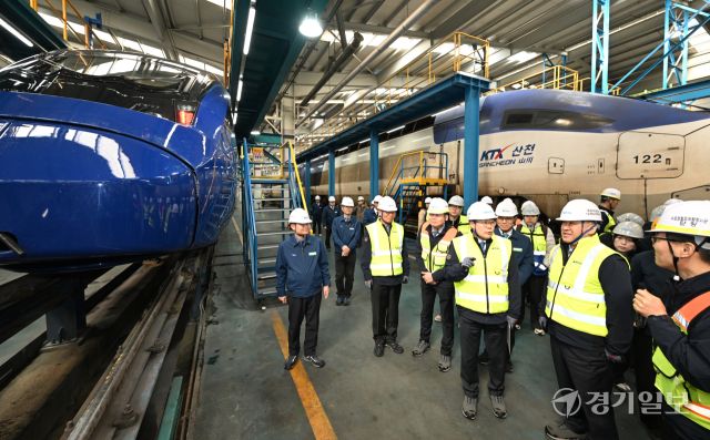 19일 경기도 고양시 수도권철도차량정비단에서 맹성규 국회 국토교통위원장, 박찬대 더불어민주당 의원이 인천발 KTX에 들어갈 신형 차량(EMU 320) 도입 계획과 철도 안전 전반을 확인 점검하고 있다. 조병석기자