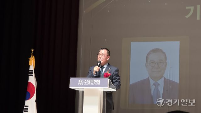 지난 18일 빛누리아트홀에서 열린 수원문인협회 창립 60주년 기념식에서 김운기 수원문인협회장이 기념사를 밝히고 있다. 이나경기자