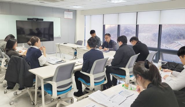 최근 SK인천석유화학에서 열린 제1차 실무협의체에서 각 관계 기관 실무담당자들이 사업운영을 논의하고 있다. 인천상의 제공