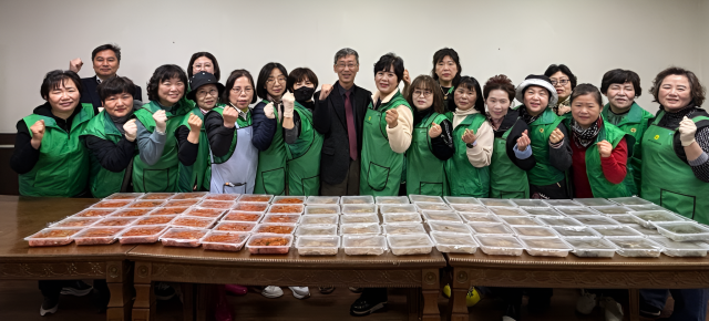 포천시 소흘읍 새마을부녀회원들이 취약계층과 경로당 어르신들을 위한 반찬 나눔 행사를 준비하며 기념촬영을 하고 있다. 포천시 제공