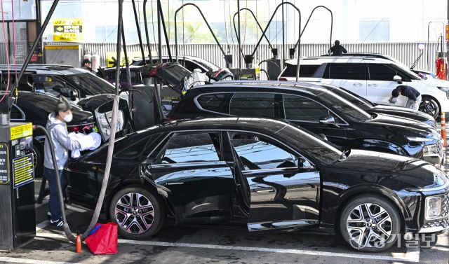 맑은 하늘 아래…미세먼지 사라지자 세차장 ‘북적’ [포토뉴스]