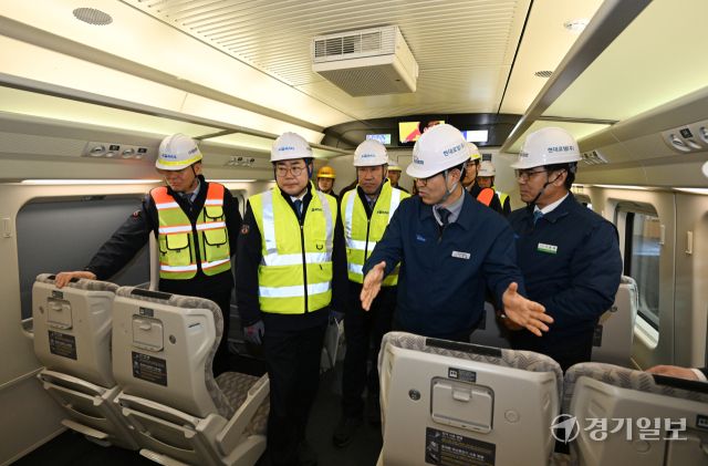 19일 경기도 고양시 수도권철도차량정비단에서 맹성규 국회 국토교통위원장, 박찬대 더불어민주당 의원이 인천발 KTX에 들어갈 신형 차량(EMU 320) 도입 계획과 철도 안전 전반을 확인 점검하고 있다. 조병석기자