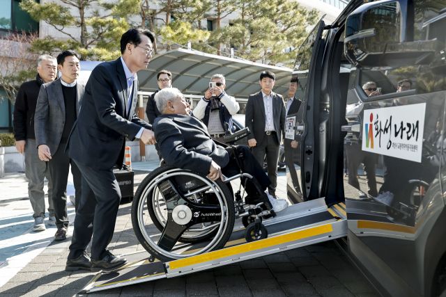 정명근 화성특례시장이 교통약자의 기아 PV5 탑승을 돕고 있다. 화성특례시 제공