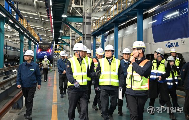 19일 경기도 고양시 수도권철도차량정비단에서 맹성규 국회 국토교통위원장, 박찬대 더불어민주당 의원이 인천발 KTX에 들어갈 신형 차량(EMU 320) 도입 계획과 철도 안전 전반을 확인 점검하고 있다. 조병석기자