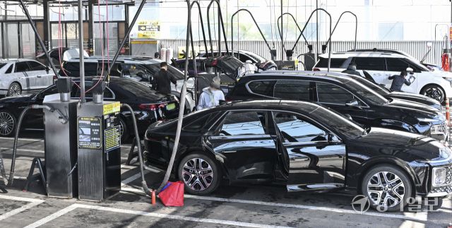 맑은 하늘 아래…미세먼지 사라지자 세차장 ‘북적’ [포토뉴스]