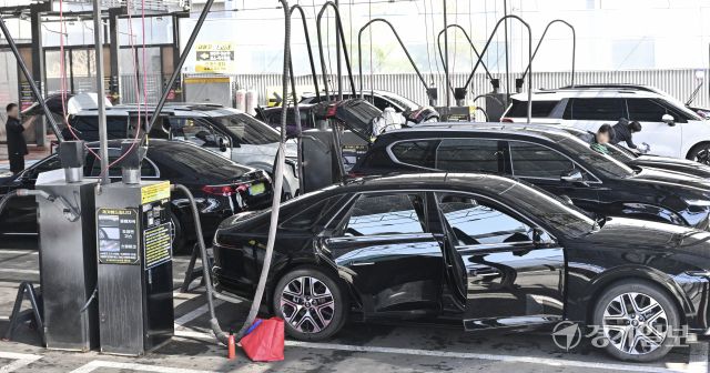 맑은 하늘 아래…미세먼지 사라지자 세차장 ‘북적’ [포토뉴스]