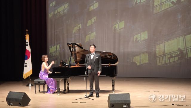 지난 18일 빛누리아트홀에서 열린 수원문인협회 창립 60주년 기념식에서 문인들의 가사 공모 당선작을 음악으로 무대화한 기념공연이 열렸다. 이나경기자