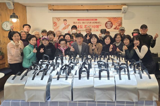 의왕시 내손1동 지역사회보장협의체는 어르신을 대상으로 제빵 체험 나눔 프로그램 ‘나도 파티시에’를 운영해 만든 빵을 혼자사는 어르신과 한부모가족 등 어려운 이웃에 전달했다. 의왕시 제공