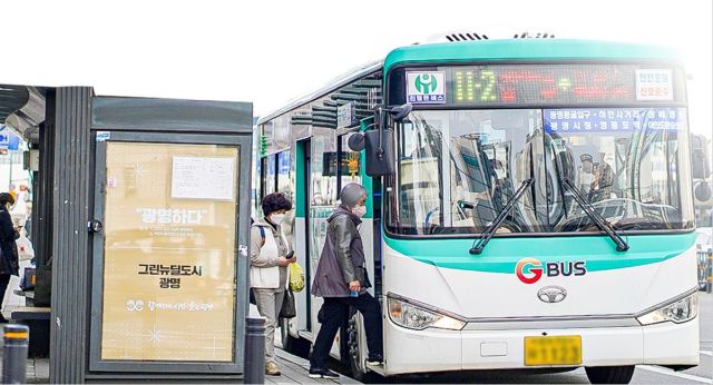 시민들이 11-2번 버스를 이용하고 있다. 광명시 제공