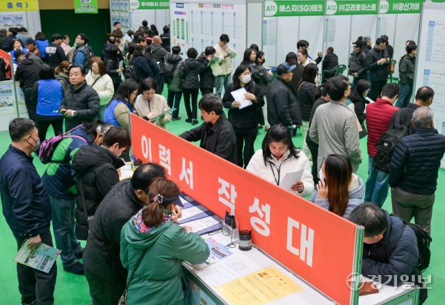 19일 오후 안산올림픽기념관 체육관에서 열린 '2026 안산 919 취업광장'을 찾은 구직자들이 구직 활동을 벌이고 있다. 이날 행사에서는 관내 30여 기업이 참여했다. 윤원규기자