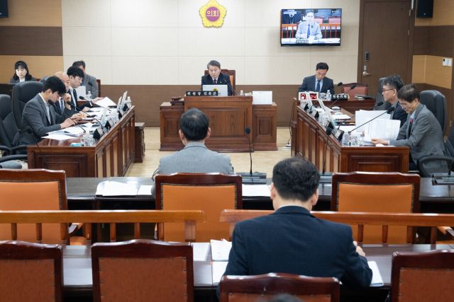 19일 열린 제307회 인천시의회 임시회에서 김유곤 산업경제위원회 위원장이 질문하고 있다. 인천시의회 제공