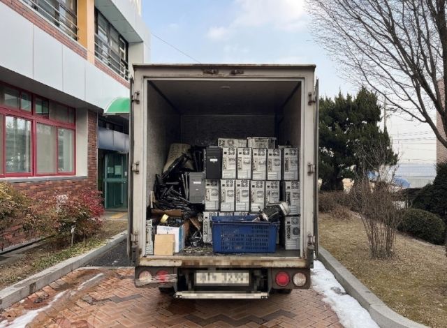 이천교육지원청이 일선 학교 불용 정보화기기를 수거해 화물차에 싣고 있다. 이천교육지원청 제공.