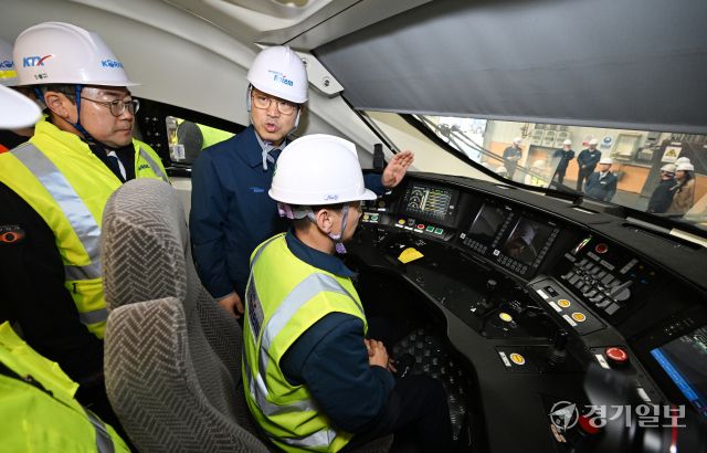 19일 경기도 고양시 수도권철도차량정비단에서 맹성규 국회 국토교통위원장, 박찬대 더불어민주당 의원이 인천발 KTX에 들어갈 신형 차량(EMU 320) 도입 계획과 철도 안전 전반을 확인 점검하고 있다. 조병석기자