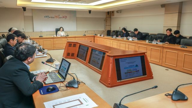 최근 과천시청 제1회의실에서 열린 ‘지역에너지계획 수립용역’ 착수보고회에서 신계용 시장이 회의를 주재하고 있다. 과천시 제공